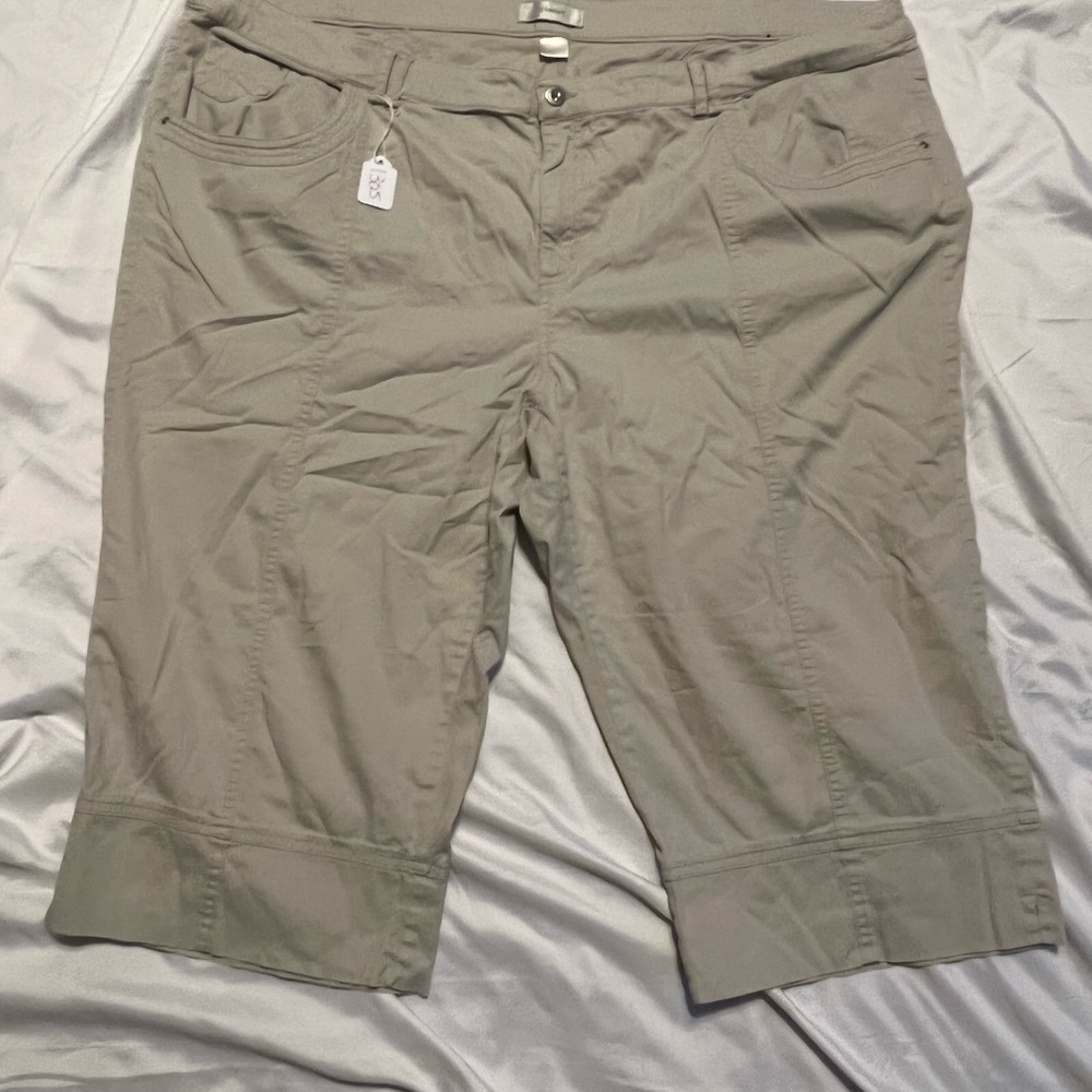GUC CJ Banks capris. Size 24W.